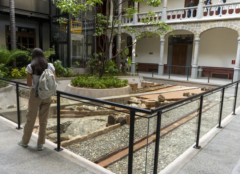 En el espacio se encuentra un guayacán preservado con vestigios restaurados del acueducto, piezas en piedra limonita, tabletas de barro, fundaciones y acequias del siglo XIX. FOTO: Cortesía Comfama
