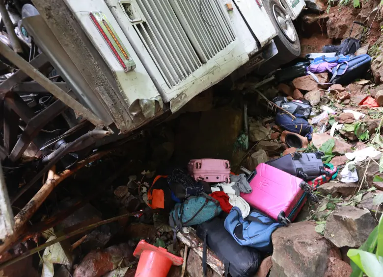 17 personas: 16 jóvenes que regresaban de su fiesta de graduación en la playa, y el conductor del bus que los transportaba fallecieron en un grave accidente de tránsito este domingo. Foto: Manuel Saldarriaga Quintero.