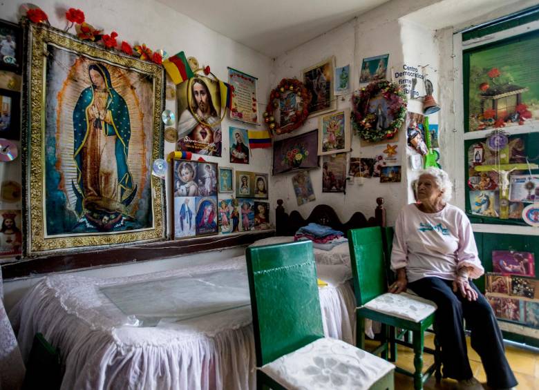 Mariela Vergara está orgullosa de su colección de imágenes religiosas acumuladas en 40 años. FOTO JULIO CÉSAR HERRERA