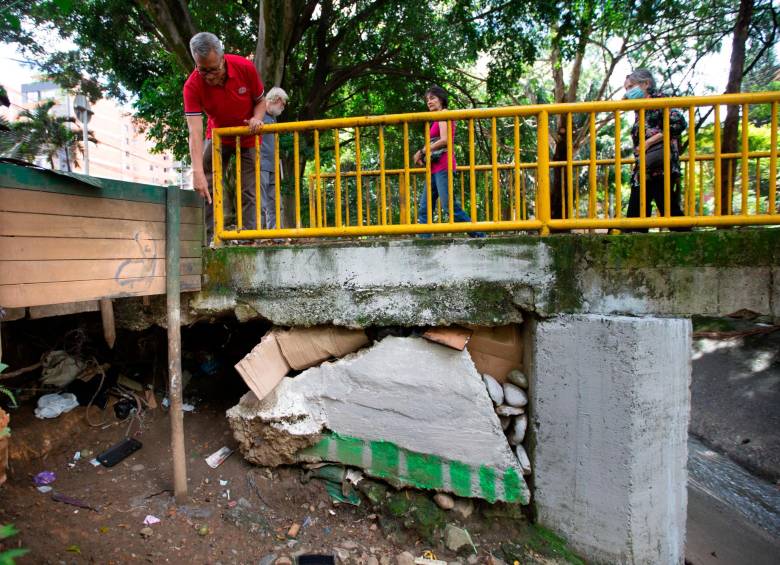 Los habitantes de calle duermen sobre las losas de la canalización y denuncian que hasta tienen sexo en ese lugar. FOTO esneyder gutiérrez
