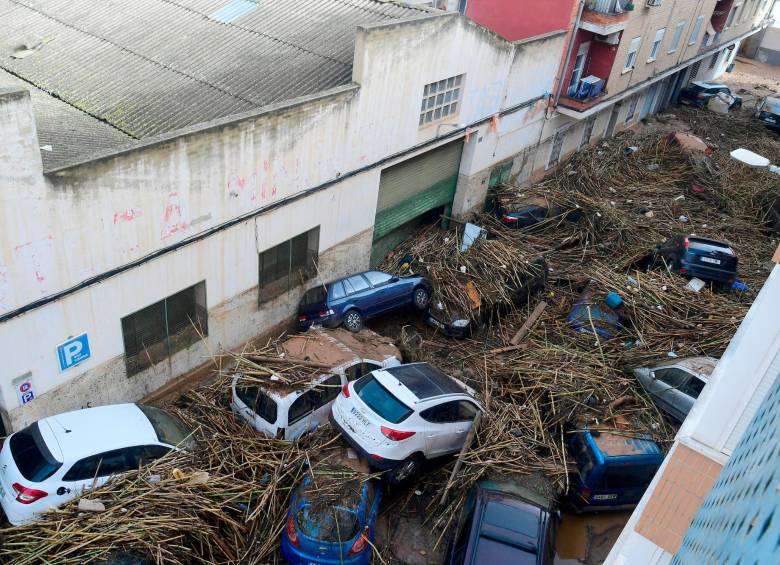 Vista aérea de un área industrial inundada y llena de escombros en Valencia. FOTO: AFP