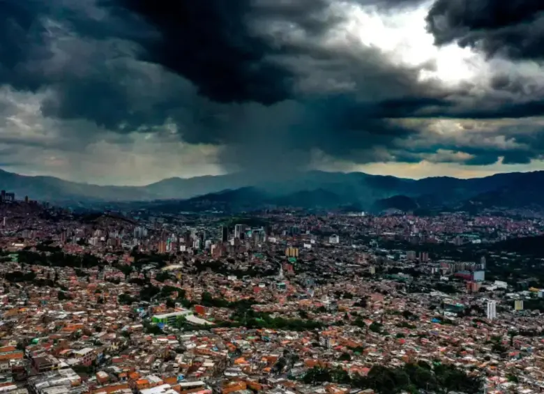Aunque el sol sigue siendo protagonista, las lluvias moderadas ganarán terreno en Medellín durante los próximos días. FOTO: Camilo Suárez