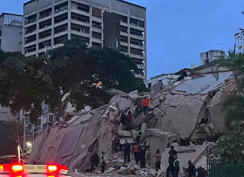Organismos de socorro ayudando a las personas afectadas en Venezuela. FOTO: AFP