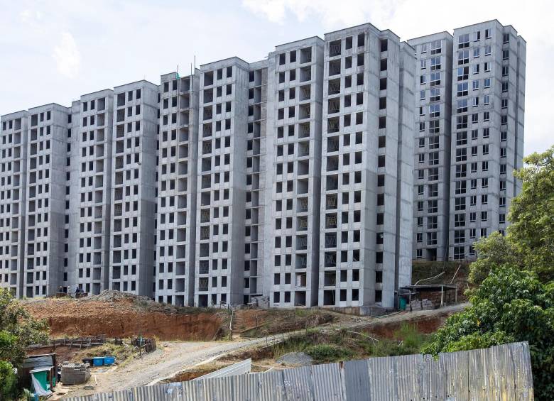 Con la reactivación de las obras en Ciudad del Este, 448 familias verán cumplido su sueño de tener casa propia. FOTO Jaime Pérez