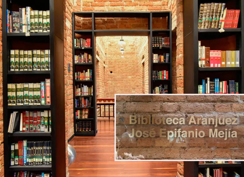 Adelante, la nueva placa que oficializa el cambio de nombre. Atrás, uno de los pasillos de la biblioteca en Aranjuez. FOTO: Cortesía