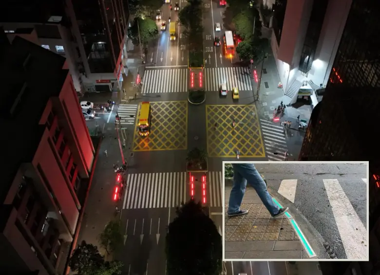 Adelante, así lucen los nuevos semáforos peatonales de piso en la ciudad. Atrás, panorámica donde resaltan estos elementos en rojo. FOTO: Cortesía