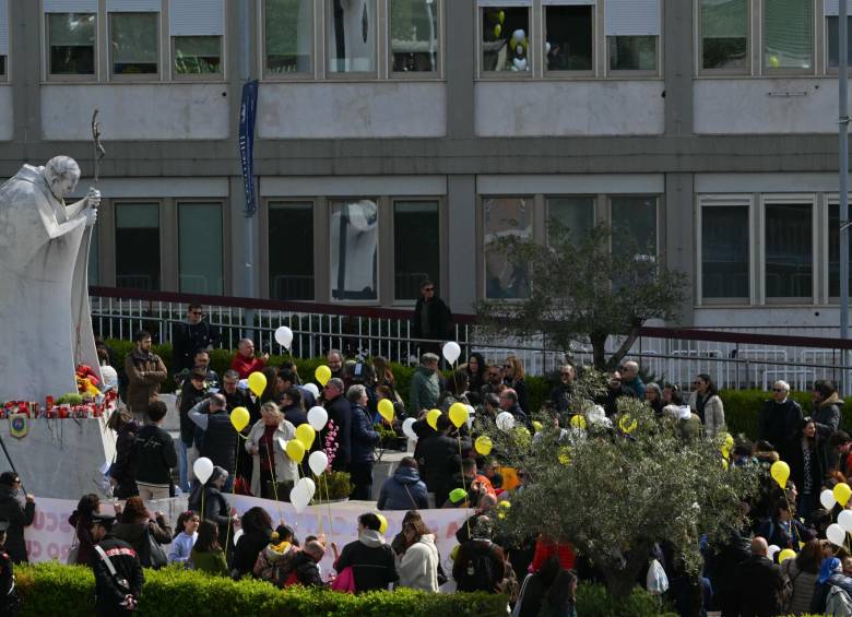 Miles de católicos se reúnen para pedir por la salud del papa Francisco. FOTO: AFP