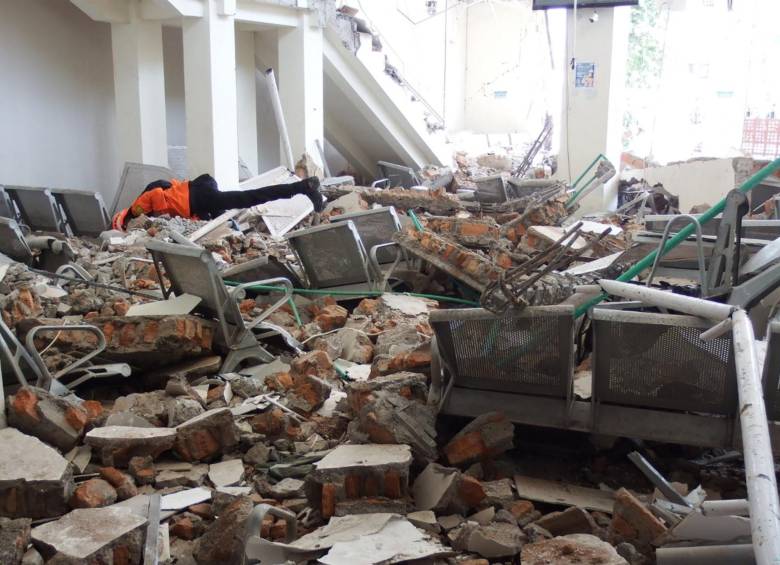 El balance de daños asciende a 40 fallecidos, 50 heridos y numerosos atrapados bajo las estructuras derrumbadas. FOTO: AFP