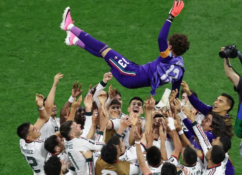 Los jugadores celebrando con Ochoa. FOTO: Tomadas de las redes sociales de la Selección de México.