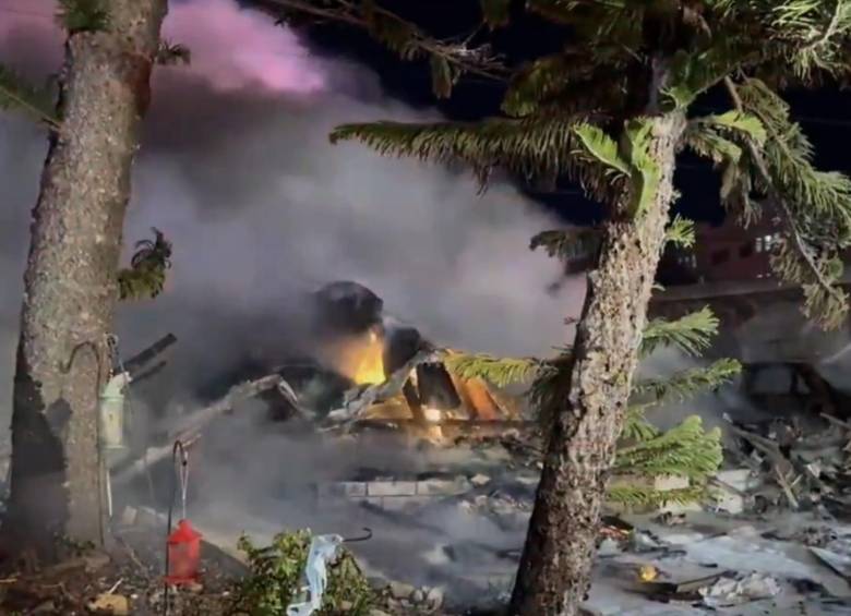 La avioneta que se estrelló era un Beechcraft Bonanza V35 monomotor. Las unidades de bomberos de Clearwater, llegaron al punto del impacto para atender la situación. FOTO: Departamento de Bomberos de Clearwater / AFP