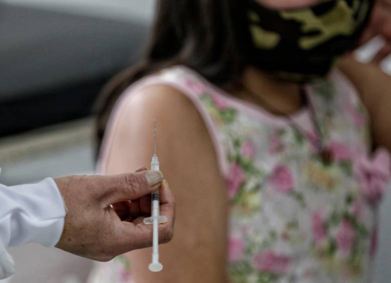 El consejo de expertos del país recomendó iniciar con el proceso de inmunización en los menores entre los 6 y los 11 años de edad. FOTO: COLPRENSA