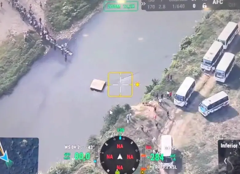 Las autoridades identificaron más de 60 buses en suelo colombiano, posicionados estratégicamente cerca del punto de ingreso para recibir a quienes cruzaban la frontera. FOTO: Captura de vídeo Ministerio de Defensa