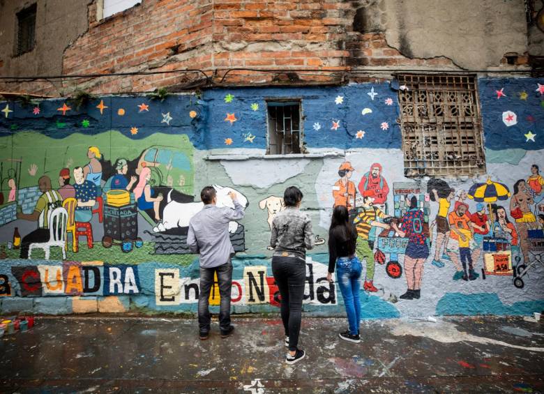 Para pintar el mural, se hicieron talleres en los que se recogieron ideas de los habitantes del sector. FOTO Camilo Suárez