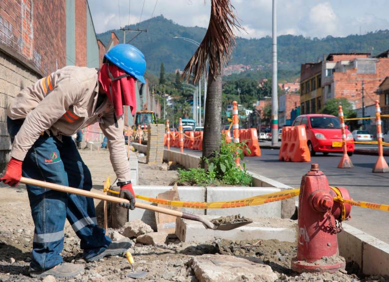 Trabajos de intervención vial en la calle 63 (Itagüí), que comunica con el sector del Centro Comercial Viva (Envigado). Foto cortesía