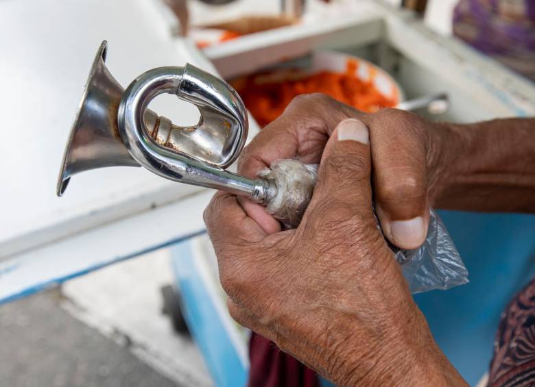 La canción que toca con su corneta se la inventó de repente. FOTO Edwin Bustamante