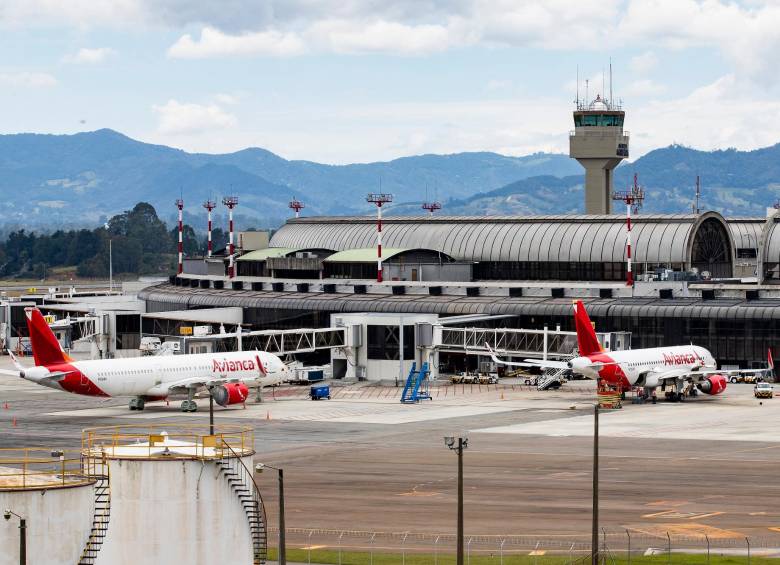 La Supertransporte, a través de la delegatura para la Protección del Usuario, adelantó ayer vigilancia preventiva y capacitación en terminales aéreas y terrestres en Medellín. FOTO Jaime Pérez