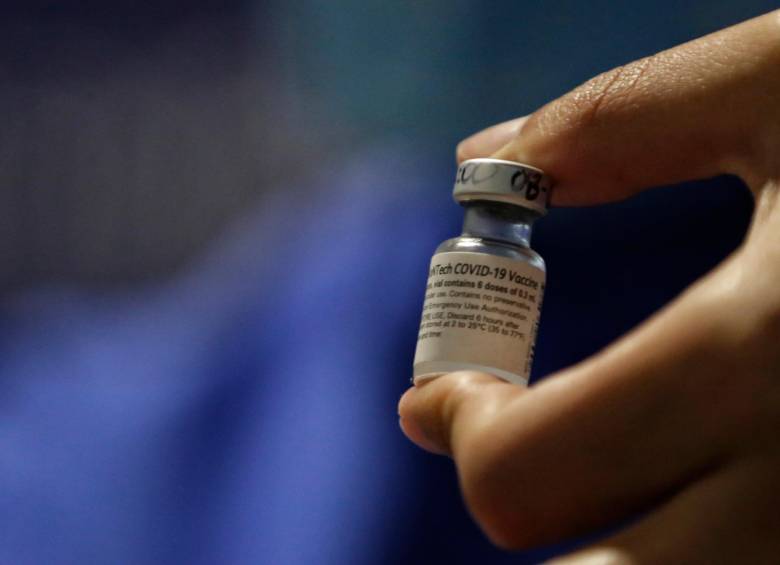 El ministro de Salud explicó que las vacunas se deben aplicar a quien la demande sin considerar el número de dosis que el frasco contenga. Foto: Colprensa