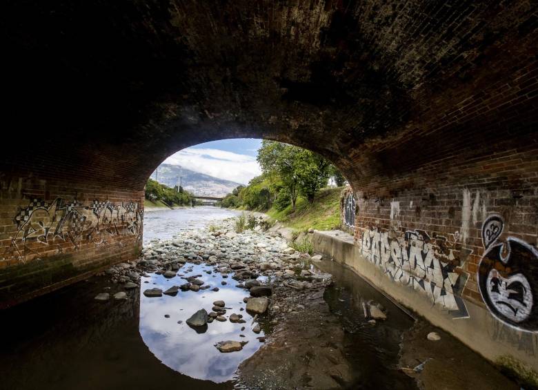 Ni las partes bajas del puente se salvan de los grafiteros. Foto: Jaime Pérez Munévar