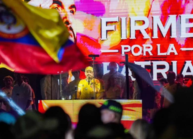 La decisión se da luego de que la Corte tumbara la medida que obligaba al candidato a retirar de su campaña imágenes o expresiones alusivas a los símbolos patrios. Foto: Colprensa.