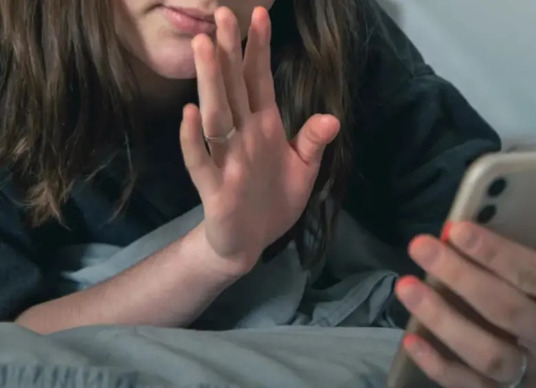 Ser niña y vivir en el campo aumenta drásticamente las probabilidades de sufrir violencia sexual en entornos digitales en Colombia. FOTO: Getty