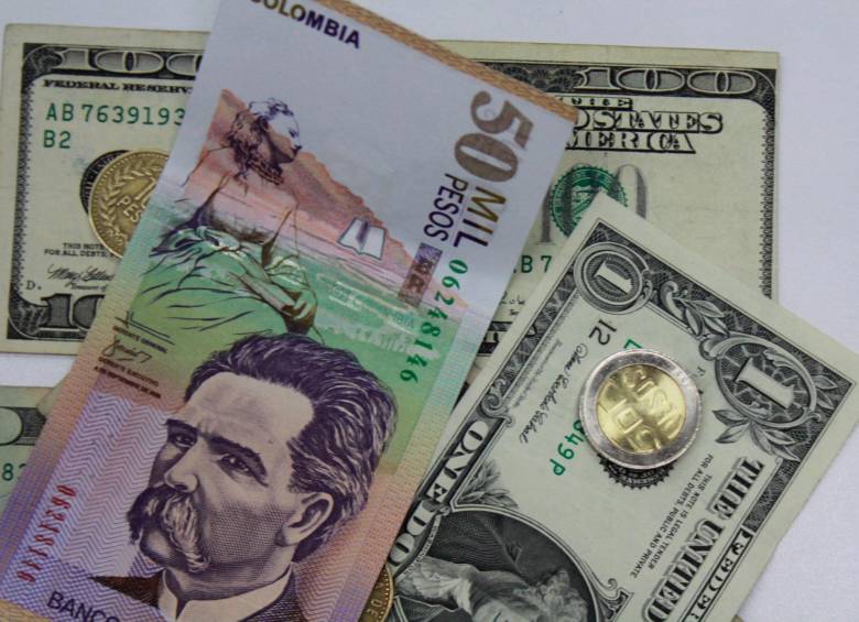 El precio máximo del dólar esta mañana en la bolsa ha sido de $3.955.. FOTO Manuel Saldarriaga