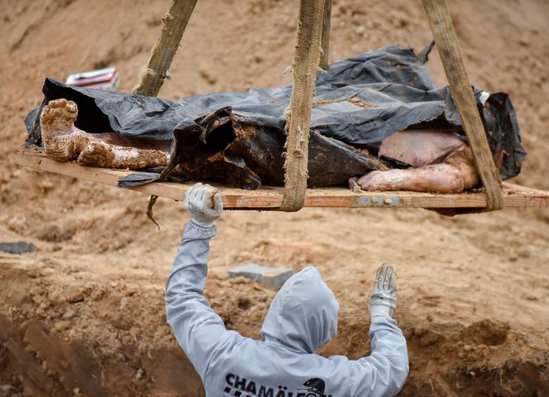 Los investigadores forenses comenzaron a exhumar una fosa común en Bucha que contenía más de 410 cuerpos, según funcionarios ucranianos. FOTO EFE