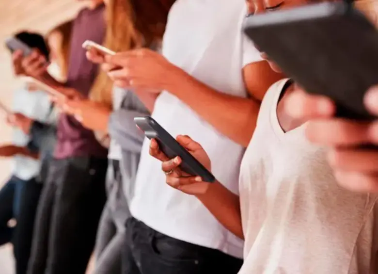 Los diputados franceses deben decidir este lunes si prohíben las redes sociales a los menores de 15 años. FOTO: SSTOCK