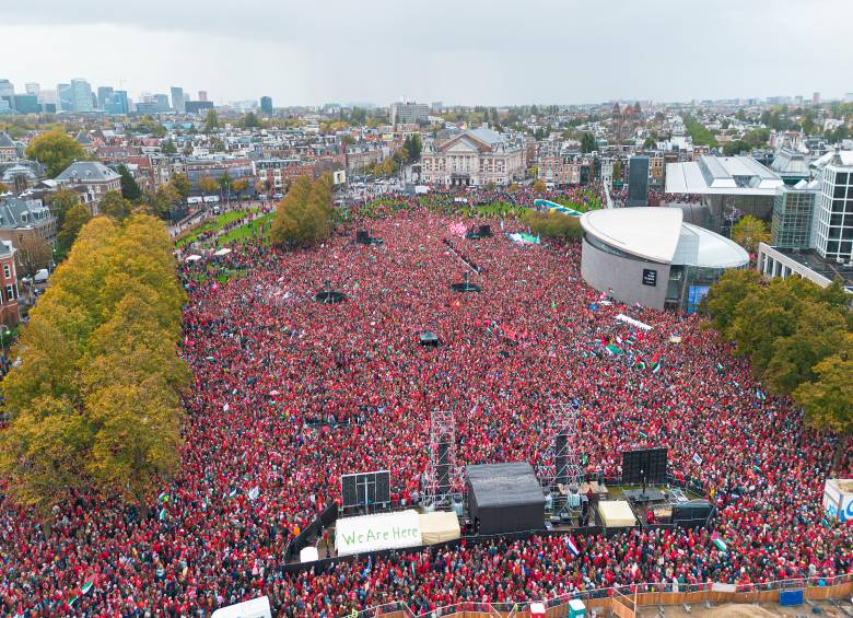 Los manifestantes marcharon varias horas por las calles de Amsterdam pese a la lluvia intermitente que cayó en la ciudad ese 5 de octubre. FOTO: Captura de video