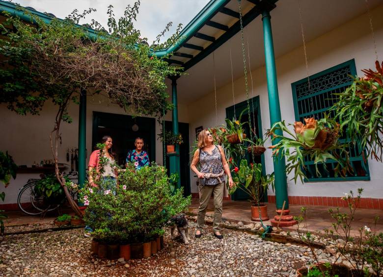 Aunque la Casa Amelia no está habitada, conserva todo el mobiliario histórico y los turistas disfrutan entrar cuando Juan María Jaramillo les abre y les permite disfrutar sus espacios. FOTO camilo suárez