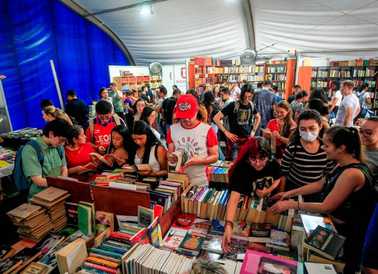 En las mesas de las librerías se cruzan los destinos de múltiples vidas y lectores. Foto: Camilo Suárez.