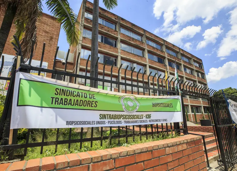 Desde el pasado 11 de agosto, más de 350 funcionarios de la regional Antioquia del ICBF salieron a paro denunciando una crisis en la entidad. FOTO: Camilo Suárez Echeverry