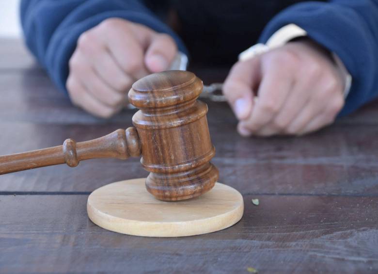 El proyecto busca cambiar la forma como se juzga a menores entre 14 a 17 años en delitos como homicidio, hurto calificado, terrorismo y delitos sexuales. Foto: Getty