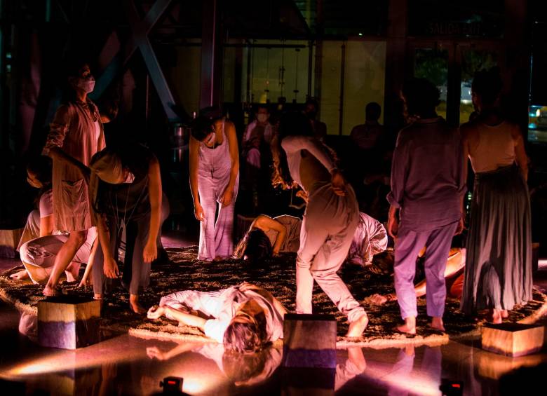 16 mujeres en escena en una obra de sesenta y cuatro minutos.