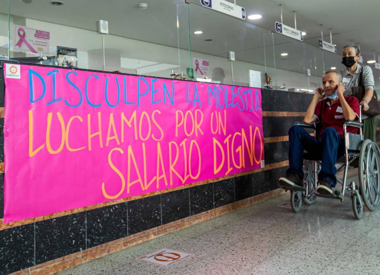 Los trabajadores pidieron a los usuarios que hagan sentir su malestar frente a los problemas reiterados de acceso que han tenido por las fallas de la administración actual. FOTO carlos velásquez
