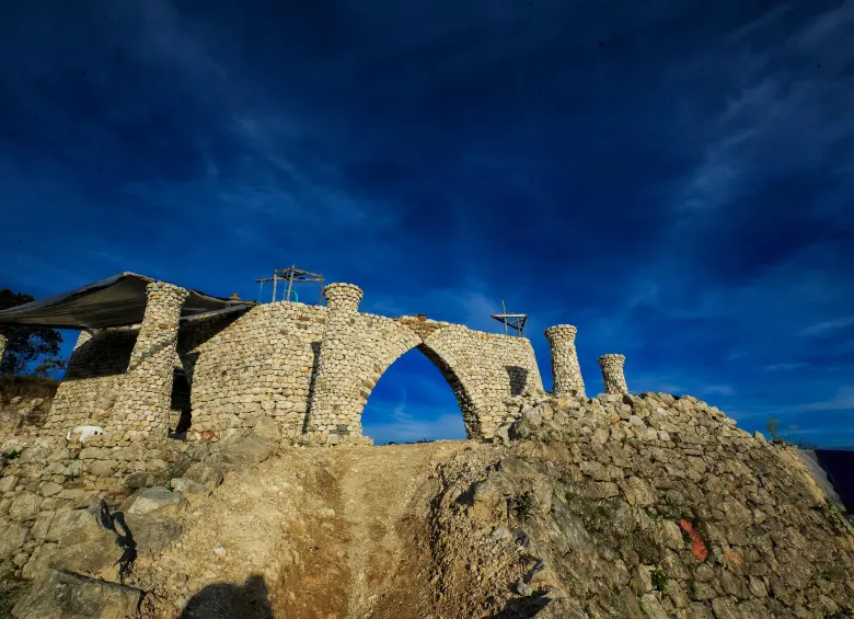 En la montaña de los espectros, en Antioquia, se construye el monumento a la arquitectura milenaria