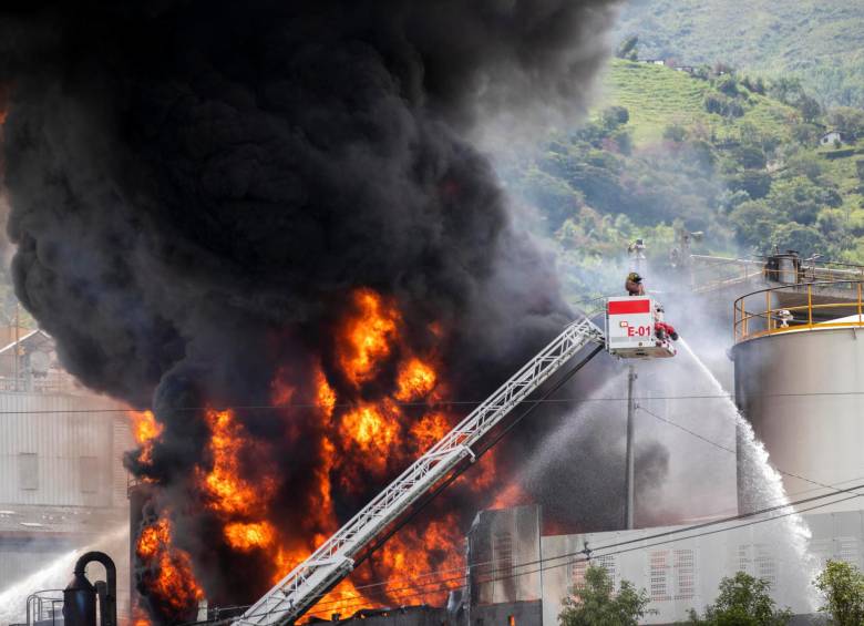  Organismos de socorro atendieron el incendio en la fábrica de insumos, cerca al Peaje el trapiche, en jurisdicción del municipio de Girardota. Foto: Jaime Pérez.