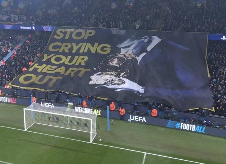 En la salida previa de los equipos, ante de comenzar el partido, los hinchas del City sacaron un tifo o bandera como burla a Vinícius Júnior por haber perdido el Balón de Oro ante Rodri. FOTO: REDES SOCIALES 