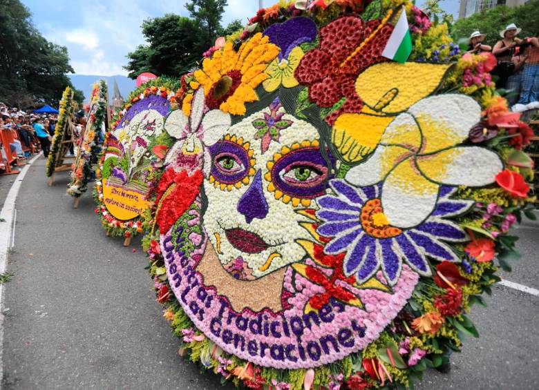 El desfile no es solo una exhibición de arreglos florales; es un emotivo homenaje a la cultura campesina de Santa Elena y un testimonio vivo de una tradición que se ha transmitido de generación en generación. Foto: Esneyder Gutiérrez