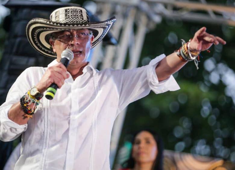 En un extenso mensaje publicado en X, el presidente Gustavo Petro cuestionó la legitimidad de las elecciones presidenciales, habló de la posibilidad de “alzarse en armas” y, al mismo tiempo, reiteró que juró no volver a empuñar armas y que mantendrá su compromiso con la paz. FOTO: Colprensa.