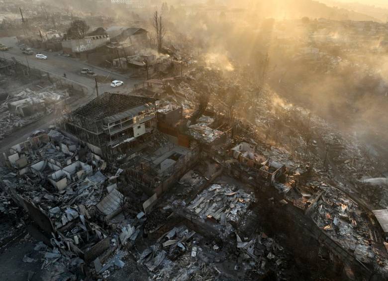 Vista aérea de las secuelas de un incendio en los cerros de Viña del Mar. FOTO AFP
