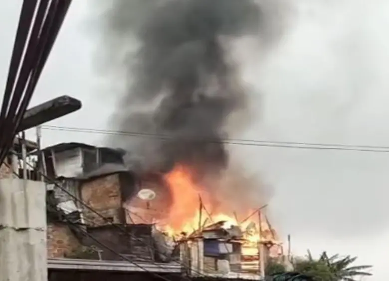Así fue el incendio que causó la emergencia en Santo Domingo Savio. FOTO: imagen tomada de redes