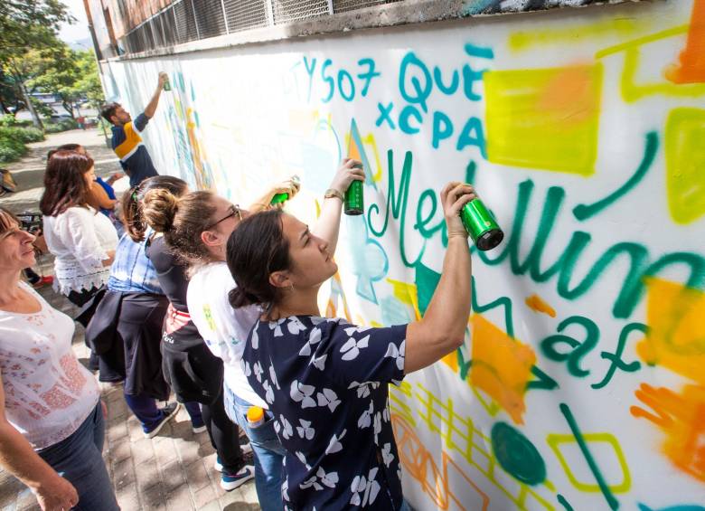 Gestores de diferentes Alianzas Francesas de Latinoamérica ayudaron en la realización del mural. FOTO esneyder gutiérrez