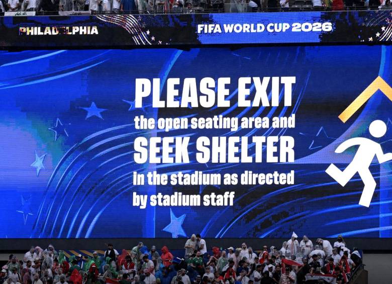 Así informaron a los hinchas en el estadio. FOTO: AFP