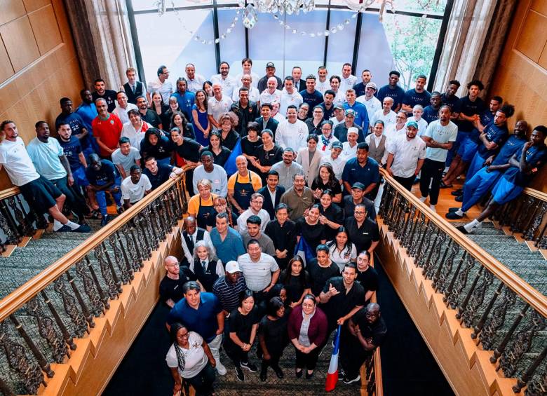 El plantel de Francia con el personald el hotel Four Seasons de Boston. FOTO: X FFF