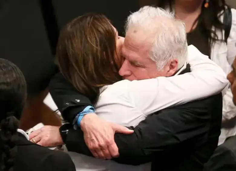 María Claudia Tarazona y Miguel Uribe Londoño, en el funeral del joven político colombiano, quien era precandidato presidencial. FOTO: Colprensa