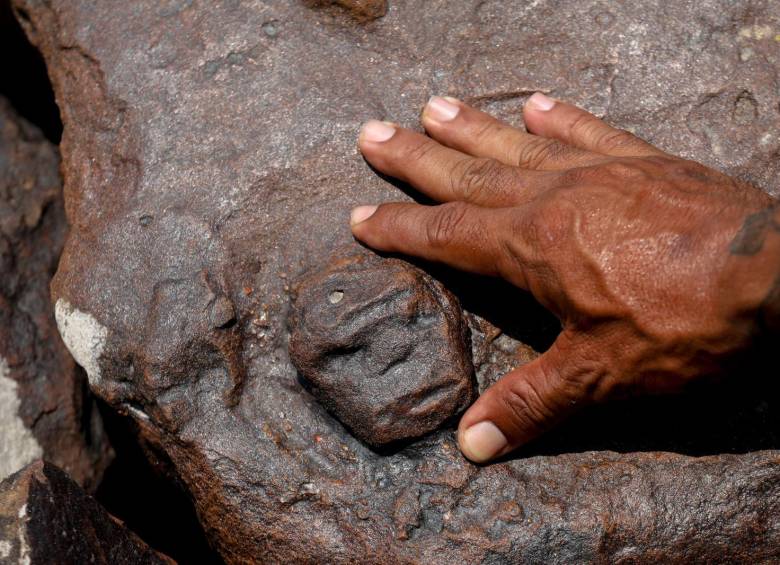 Los grabados, en su mayoría rostros humanos, fueron esculpidos sobre piedra hace más de 2.000 años. FOTO: AFP.