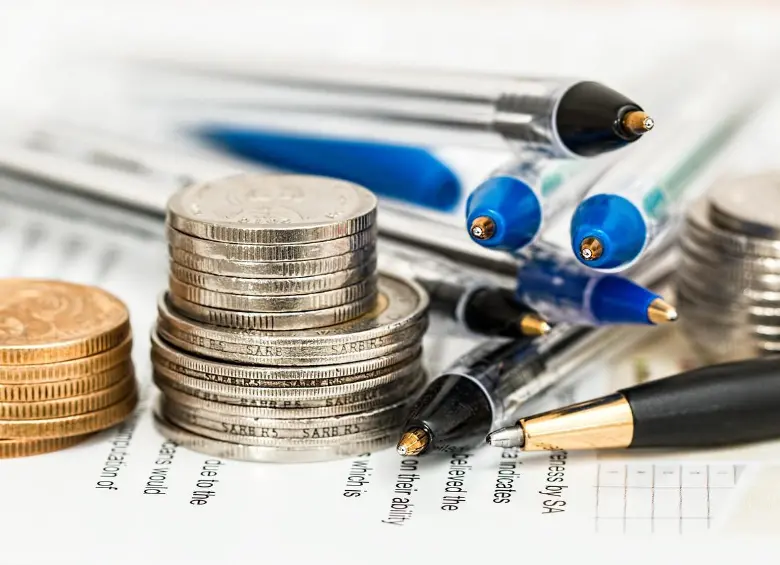 En medio de novenas y regalos, el dinero de la prima puede irse rápidamente durante diciembre. Si se guarda en algún tipo de ahorro, se asegura de no gastar más de lo que necesita. FOTO: Cortesía KOA.