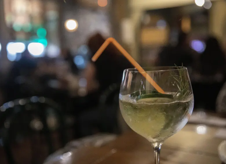 La caipirinha es un coctel clásico de brasil hecho con cachaza, limón, azúcar y hielo. Foto: Carlos Alberto Velásquez