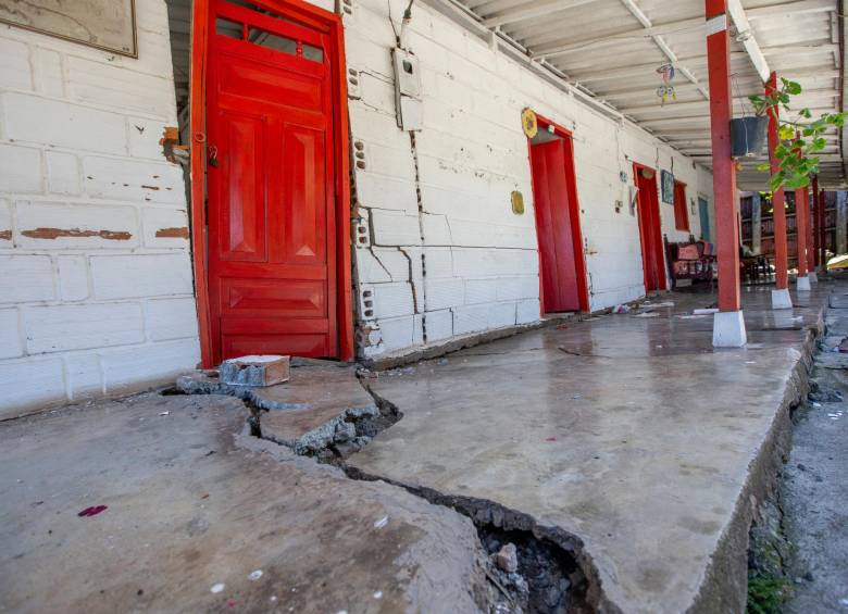 La falla generó enormes grietas en las casas de la vereda Sabaletas. Hay 37 familias evacuadas durmiendo en albergues.