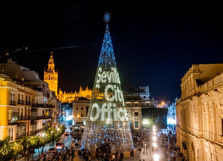 El árbol de Navidad con luces LED más grande de Europa está situado en la plaza de San Francisco de Sevilla. La estructura tiene 40 metros de altura y 14 de diámetro y permite que los viandantes la atraviesen por el interior. FOTO EFE